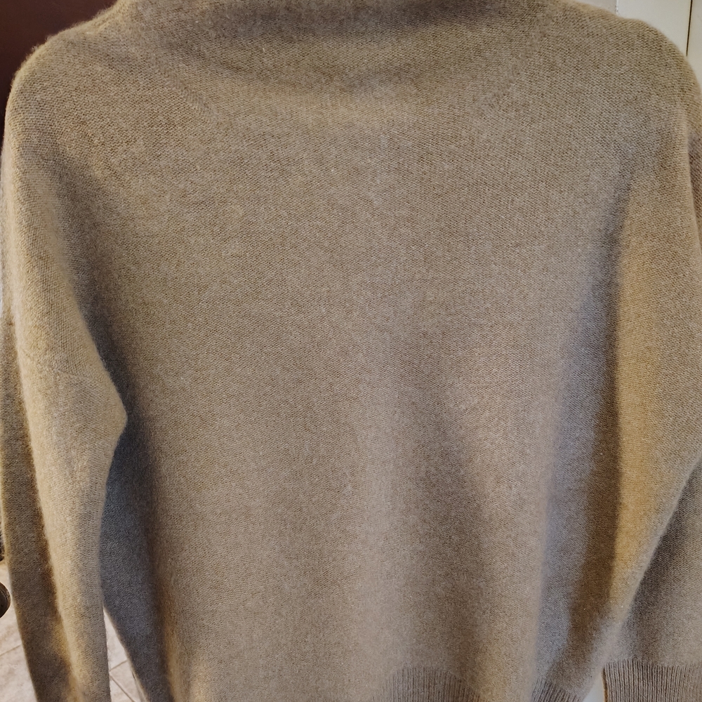 Women’s Classic Cashmere Tan Sweater